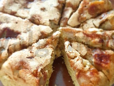 Šarlotė su karamelizuota plutele pagrindine nuotrauka