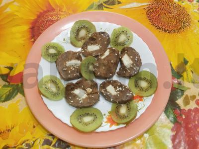 Desertas su adygei sūriu imbieriniuose sausainiuose pagrindine nuotrauka