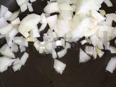 Makaronai su troškiniu ir šviežiais žalumynais Žingsnis 1