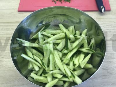 Šviežias agurkų salotas Žingsnis 2