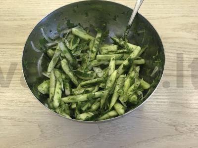 Šviežias agurkų salotas Žingsnis 4