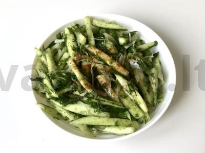 Šviežias agurkų salotas pagrindine nuotrauka