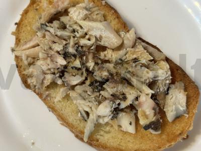 Sumuštinis su žuvies konservais, svogūnais ir sūriu Žingsnis 2