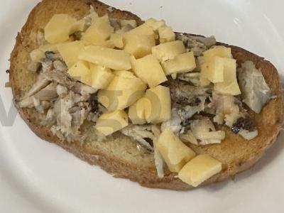 Sumuštinis su žuvies konservais, svogūnais ir sūriu Žingsnis 3