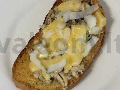 Sumuštinis su žuvies konservais, svogūnais ir sūriu pagrindine nuotrauka