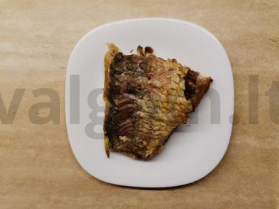 Keptas karpis su graikiniais riešutais pagrindine nuotrauka