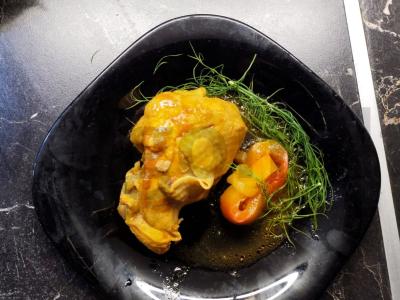 Vištienos šlaunelė su karčiu ir paprikomis pagrindine nuotrauka