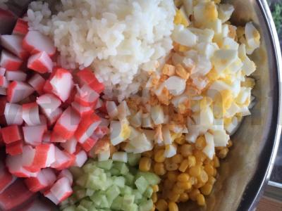 Salotos su krabų lazdelėmis ir šviežiu agurku Žingsnis 2