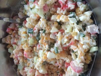 Salotos su krabų lazdelėmis ir šviežiu agurku pagrindine nuotrauka