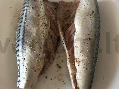 Skumbrė, kepta su jūros druska Žingsnis 1