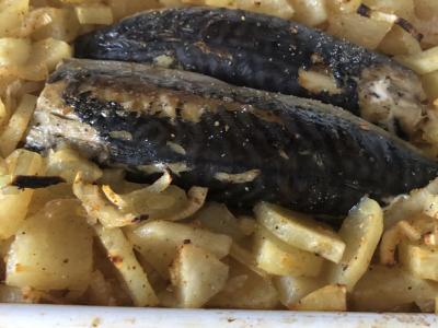 Skumbrė, kepta su jūros druska pagrindine nuotrauka