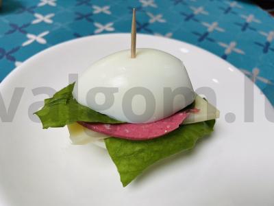 Kiaušinių, servelato ir sūrio sumuštinis pagrindine nuotrauka