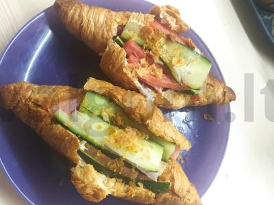 Kruasanai su šviežia raudona žuvimi pagrindine nuotrauka