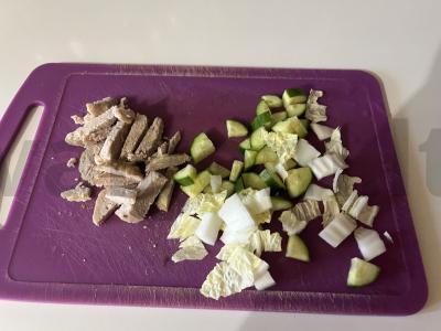 Kreminis salotas su traškučiais ir rūkytomis šoninėmis Žingsnis 1