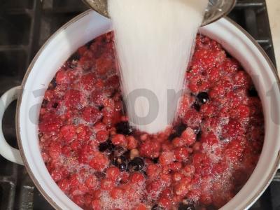 Kompotas „Asorti“ su avietėmis ir serbentais Žingsnis 2