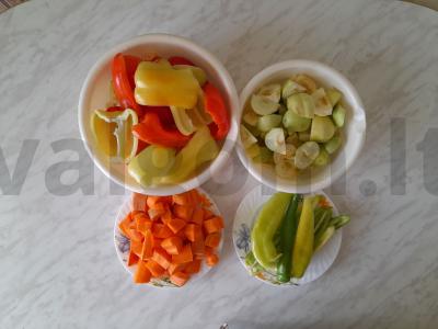 Aštrus adjika iš paprikos, pomidorų ir obuolių Žingsnis 1