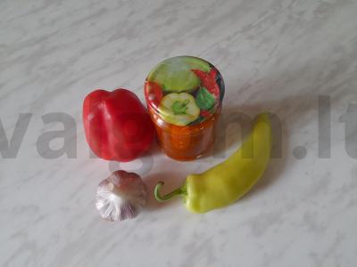 Aštrus adjika iš paprikos, pomidorų ir obuolių pagrindine nuotrauka