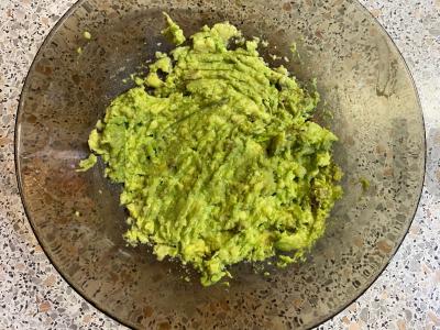 Avokado ir kiaušinio tostai ant baltos duonos Žingsnis 1