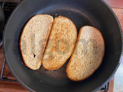 Avokado ir kiaušinio tostai ant baltos duonos Žingsnis 3