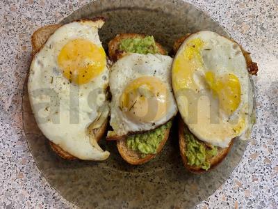 Avokado ir kiaušinio tostai ant baltos duonos pagrindine nuotrauka