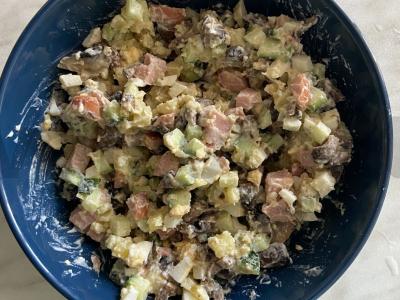 Salotos su pievagrybiais, daržovėmis ir dešrelėmis pagrindine nuotrauka