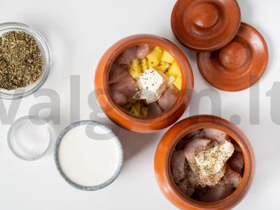 Kalakutienos filė su 25% riebalų grietinėle puoduose Žingsnis 1