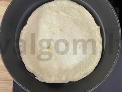 Tortilija su kiaušiniu, dešra ir šviežiais daržovėmis Žingsnis 1