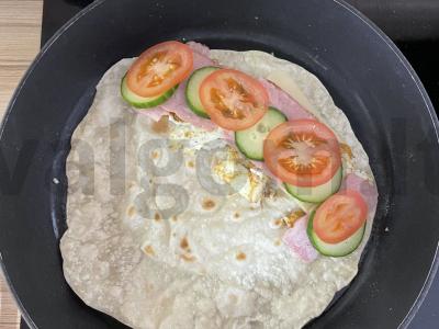 Tortilija su kiaušiniu, dešra ir šviežiais daržovėmis Žingsnis 4