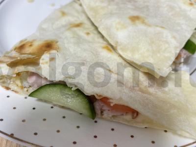 Tortilija su kiaušiniu, dešra ir šviežiais daržovėmis pagrindine nuotrauka