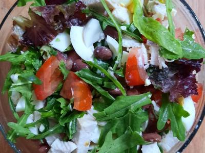 Salotas „Baltymų bomba“ su vištiena ir pupelėmis pagrindine nuotrauka