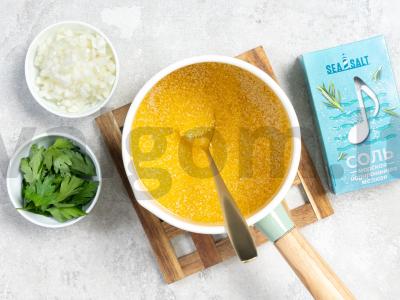 Kukurūzų košė su daržovėmis Žingsnis 1