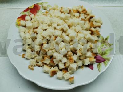 Salotas su rūkytomis vištienos krūtinėlėmis, Pekino kopūstais ir skrudintais duonos kubeliais Žingsnis 1