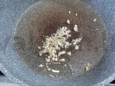 Salotas su rūkytomis vištienos krūtinėlėmis, Pekino kopūstais ir skrudintais duonos kubeliais Žingsnis 2