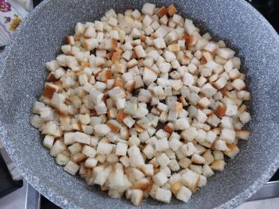 Salotas su rūkytomis vištienos krūtinėlėmis, Pekino kopūstais ir skrudintais duonos kubeliais Žingsnis 3