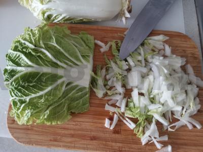 Salotas su rūkytomis vištienos krūtinėlėmis, Pekino kopūstais ir skrudintais duonos kubeliais Žingsnis 4