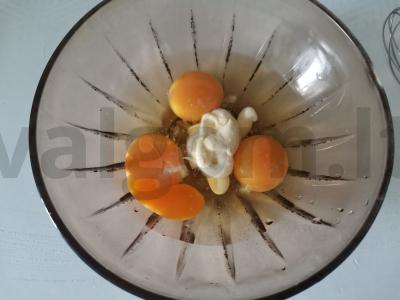 Salotas su rūkytomis vištienos krūtinėlėmis, Pekino kopūstais ir skrudintais duonos kubeliais Žingsnis 5