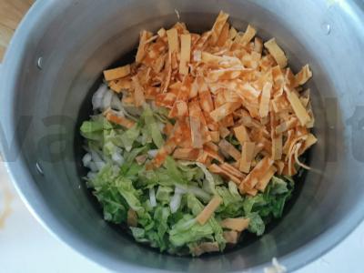 Salotas su rūkytomis vištienos krūtinėlėmis, Pekino kopūstais ir skrudintais duonos kubeliais Žingsnis 8