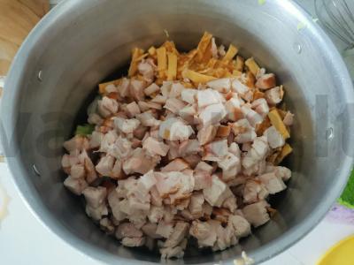 Salotas su rūkytomis vištienos krūtinėlėmis, Pekino kopūstais ir skrudintais duonos kubeliais Žingsnis 9