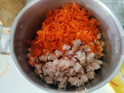 Salotas su rūkytomis vištienos krūtinėlėmis, Pekino kopūstais ir skrudintais duonos kubeliais Žingsnis 10