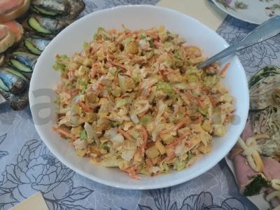 Salotas su rūkytomis vištienos krūtinėlėmis, Pekino kopūstais ir skrudintais duonos kubeliais pagrindine nuotrauka