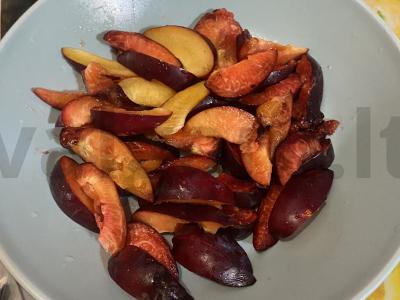 Slyvų desertas su gervuogėmis ir grietinės-riešutų padažu Žingsnis 1