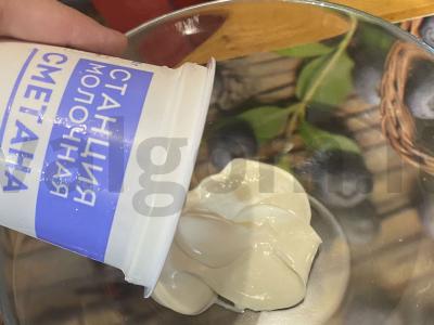 Slyvų desertas su gervuogėmis ir grietinės-riešutų padažu Žingsnis 2