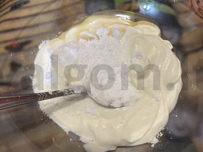 Slyvų desertas su gervuogėmis ir grietinės-riešutų padažu Žingsnis 4