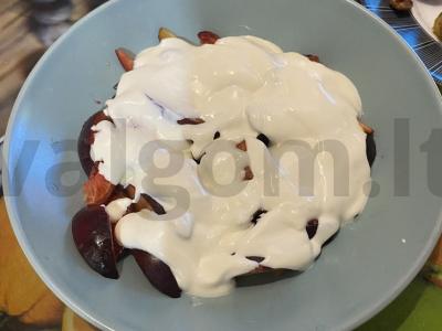 Slyvų desertas su gervuogėmis ir grietinės-riešutų padažu Žingsnis 5