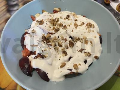 Slyvų desertas su gervuogėmis ir grietinės-riešutų padažu Žingsnis 6