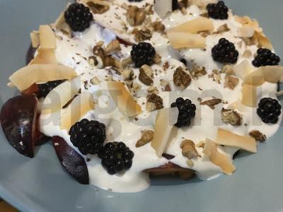 Slyvų desertas su gervuogėmis ir grietinės-riešutų padažu pagrindine nuotrauka