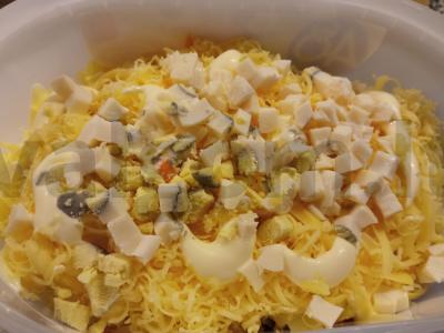 Aštrus salotas su konservuota žuvimi pagrindine nuotrauka