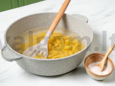 Makaronai su meatballs Žingsnis 1