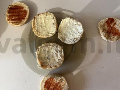 Namų gamybos vaikų burgeriai su vištienos kotletais Žingsnis 6