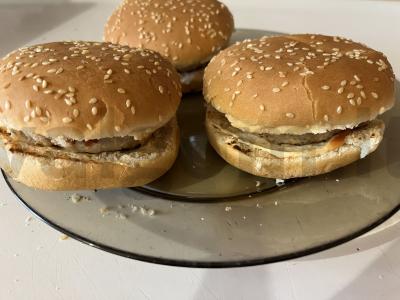 Namų gamybos vaikų burgeriai su vištienos kotletais pagrindine nuotrauka